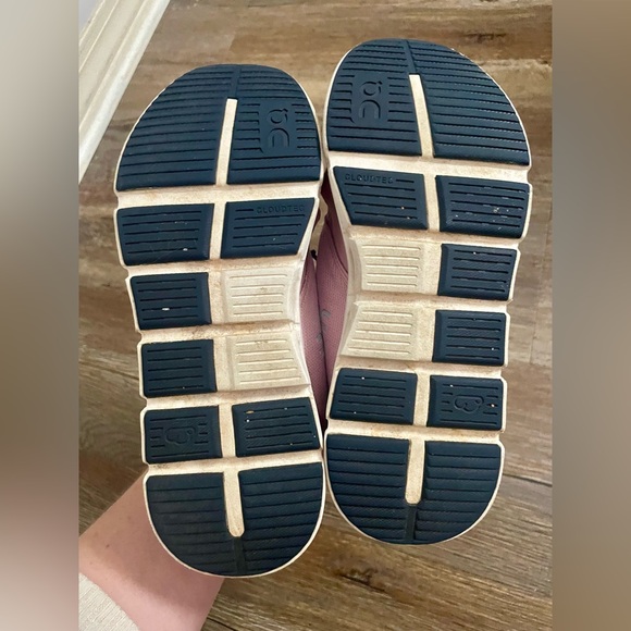 On Cloud Play Sneaker Kids Size 2.5 Pink White Navy School Running Active - Picture 8 of 10